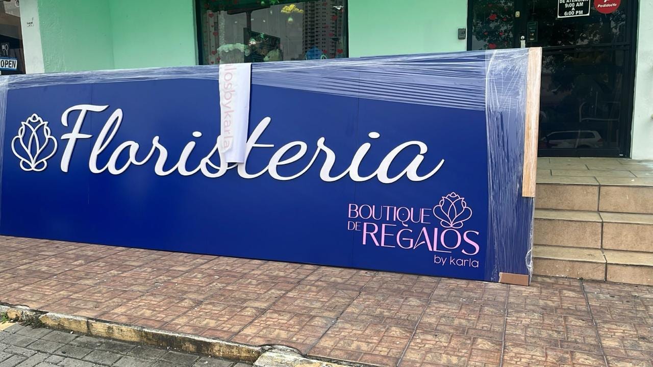 Letrero y letra formada para floristería